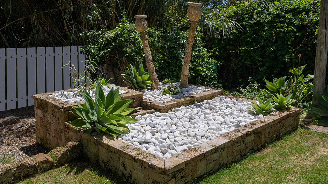 Jardineras creadas con piedra reutilizada