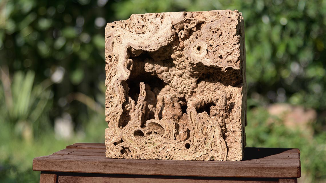 Proceso creativo del tallado de piedra reutilizada